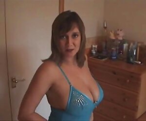 Yırtık kot olgun gay sex pantolon giy ve joi kızına yardım et