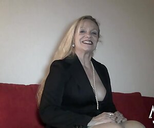 Yatakta güzel bir olgun porno anal portmanto ile sıcak